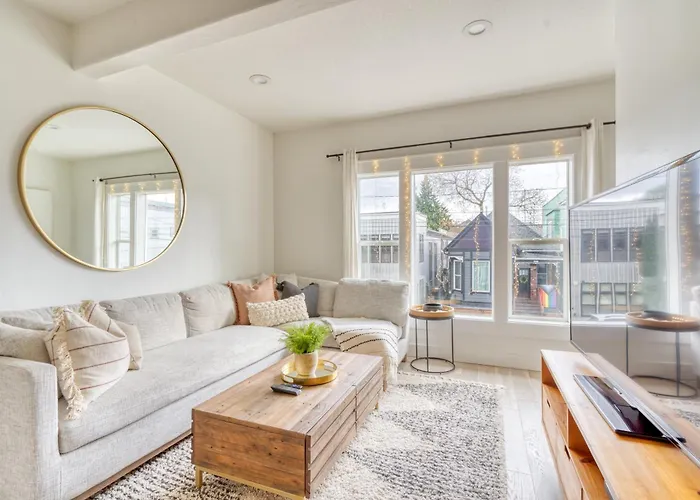 Stay Portland Collection - Perfect Portland Farmhouse Loft - Breweries & Bars